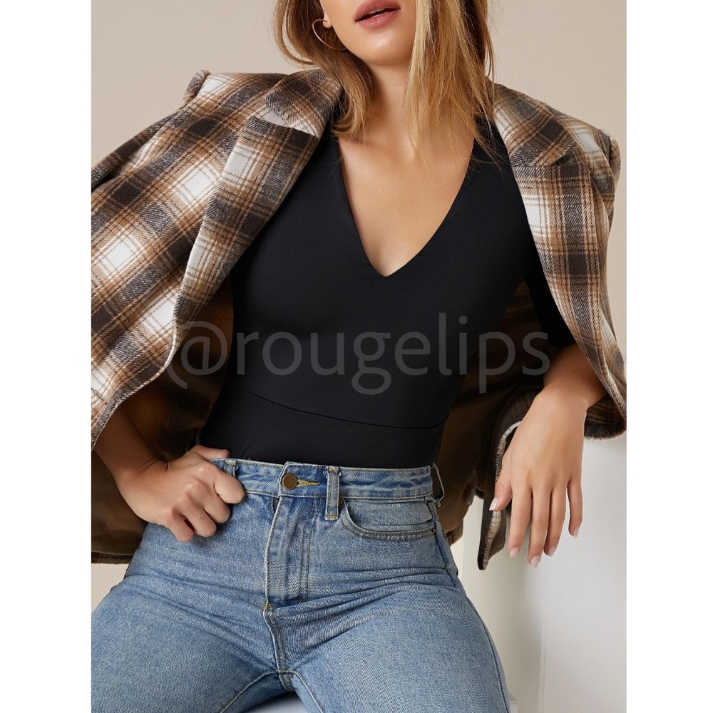 Black V-Neck Slim Fit Bodysuit Half Sleeve - Picture 5 of 7